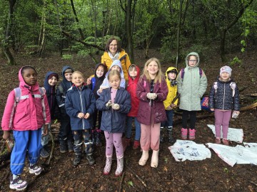 Lernort Natur: Mit Regenjacke auf Entdeckungstour