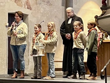 Pfadfinder der Lindenschule bringen uns das Friedenslicht